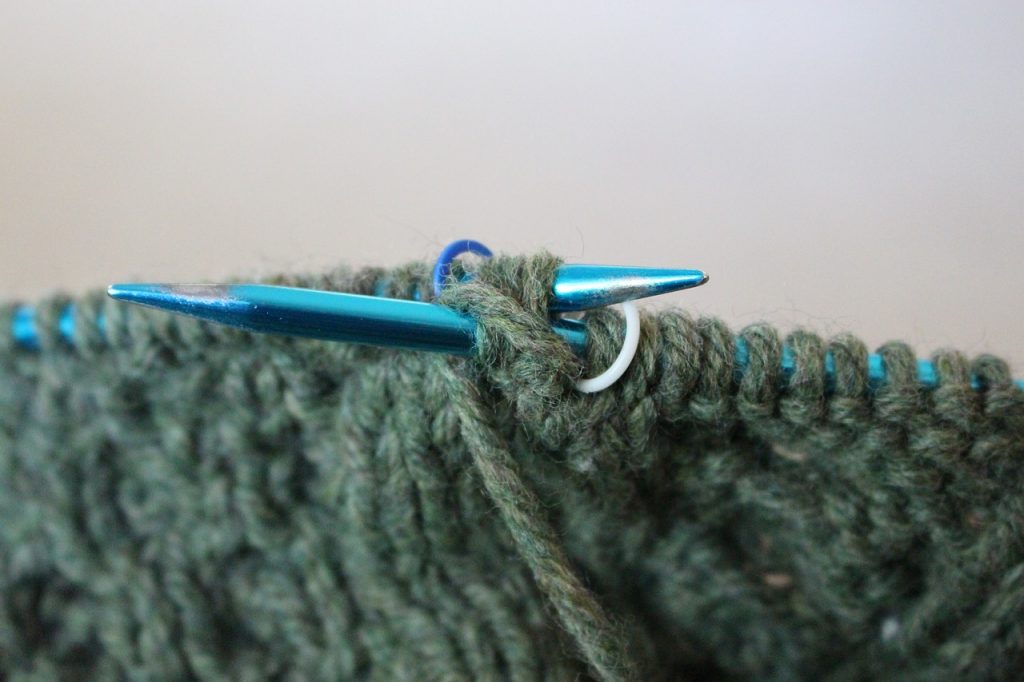 cable knitting with a cable needle